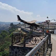 un avió assegut a sobre d'un balcó