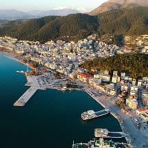 vista aèria d'una ciutat amb un port