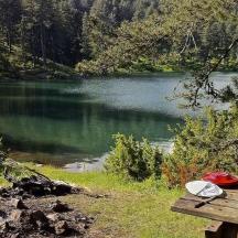 et picnicbord ved siden af en sø