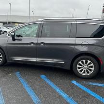 một chiếc xe tải màu bạc đỗ trong bãi đậu xe