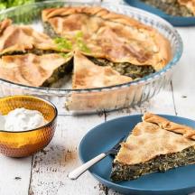 un plat blau amb un pastís i un bol de crema agra