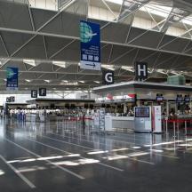 una terminal d'aeroport buida amb gent passejant