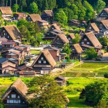 ein Dorf mit Häusern auf einem Hügel mit Bäumen
