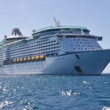 een cruiseschip dat in de oceaan ligt