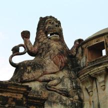 eine Löwenstatue an der Seite eines Gebäudes