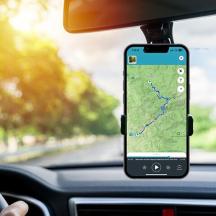 un telefono cellulare appeso al cruscotto di un'auto