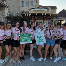 eine Gruppe von Mädchen posiert für ein Foto mit einem Schild