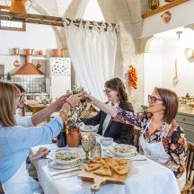 un groupe de femmes assises autour d'une table en train de manger