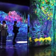 sekumpulan orang berdiri di hadapan pameran