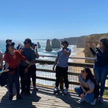 un grup de persones caminant per la Gran Carretera Oceànica