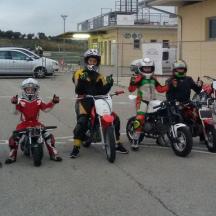 skupina lidí na motorkách na parkovišti