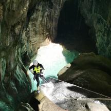 en mand står på et reb i en hule