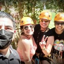 un grup de persones amb cascs posant per a una foto