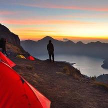 un gruppo di persone in piedi sulla cima di una montagna