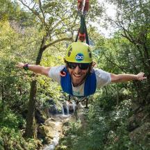 en mand med hjelm svæver i luften
