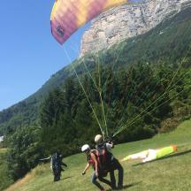 dues persones estan fent volar un estel en un camp