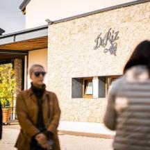 建物の前を歩いている人々のグループ