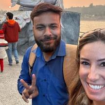 muž a žena pózují pro fotografii