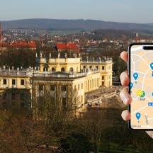 una persona che tiene in mano un telefono cellulare davanti a un edificio