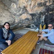 zwei Personen sitzen auf einer Bank in einer Höhle