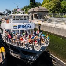 eine Gruppe von Menschen auf einem Boot im Wasser