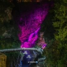 jambatan di atas sungai dengan air terjun ungu