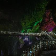 eine Brücke, die nachts mit Lichtern beleuchtet ist