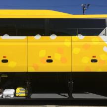 ein gelber Bus mit einem auf die Seite gemalten Gesicht