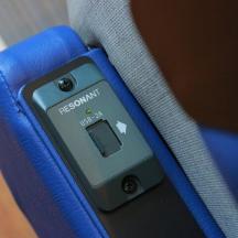 ein Handy liegt in einer blauen Hülle