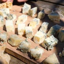 Un montón de queso en una tabla de cortar de madera