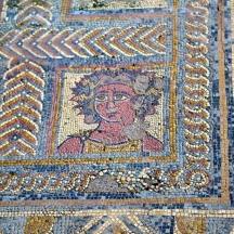 ein Mosaikboden mit einem Bild einer Frau