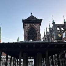 un gran edifici amb una torre de rellotge en una ciutat