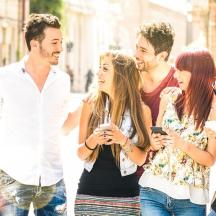 un grup de persones caminant pel carrer