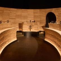 Una habitación grande con un pasillo con luces en las paredes.