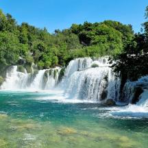 ein Wasserfall mitten in einem Fluss