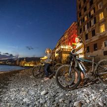 ビーチで自転車の横に立っている2人の女性