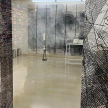 ein Raum mit schwarz-weißer Kunst an den Wänden