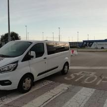 een witte bestelwagen geparkeerd op een parkeerplaats