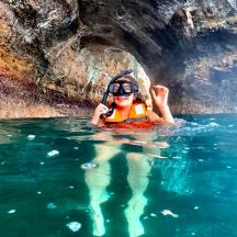 水中で携帯電話で話している人