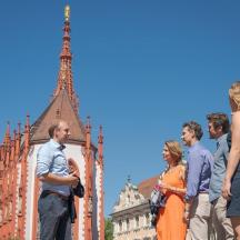 un grup de persones dempeus davant d'un edifici