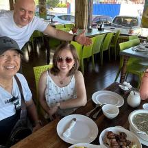 seorang lelaki dan wanita duduk di meja di sebuah restoran