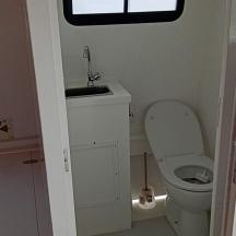 un petit bany amb vàter i lavabo