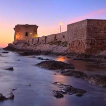 un antic castell a la vora de l'oceà