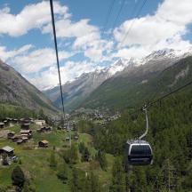 vožnja z gondolo nad dolino v gorah
