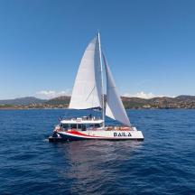 ein Segelboot inmitten eines großen Gewässers