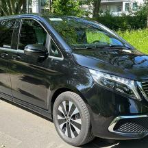 ein schwarzer Lieferwagen, der am Straßenrand geparkt ist