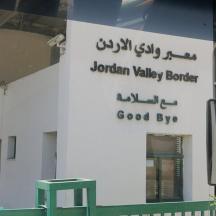 en bygning med et skilt som sier Jordan Valley Grocer