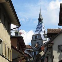 ein Uhrturm mitten auf einer Straße