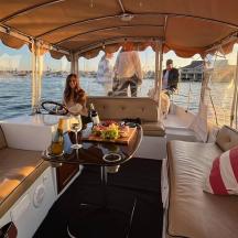eine Frau, die auf einem Boot mit einem Tisch darauf sitzt