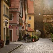 un carrer buit en una ciutat amb edificis
